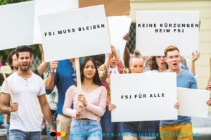Jugendliche demonstrieren und halten Plakate hoch
